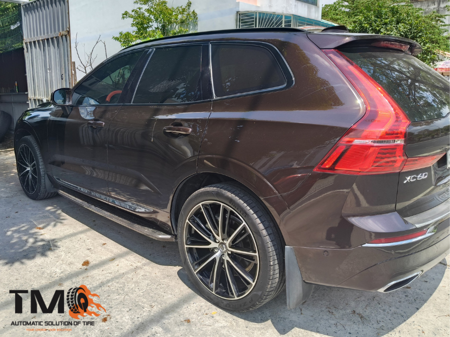 Volvo XC60 - biểu tượng của phong cách và hiệu suất. Nâng tầm phong cách và hiệu suất của nó lên một tầm cao mới với Mâm 21 Inch.