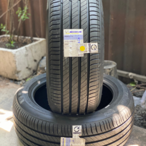 Lốp chống đinh tự vá Michelin Primacy 4 215/55R17 có khả năng tự vá khi gặp những chiếc đinh dưới 6 ly, bảo hành chống đinh đến hết chỉ số mòn của vỏ,...