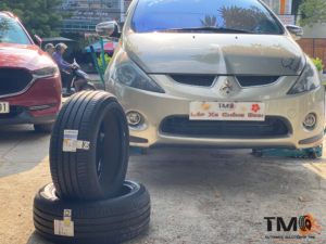 Lốp chống đinh tự vá Michelin Primacy 4 215/55R17 có khả năng tự vá khi gặp những chiếc đinh dưới 6 ly, bảo hành chống đinh đến hết chỉ số mòn của vỏ,...