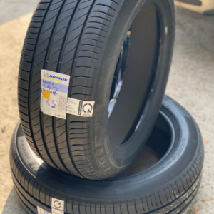 Lốp chống đinh tự vá Michelin Primacy 4 215/55R17 có khả năng tự vá khi gặp những chiếc đinh dưới 6 ly, bảo hành chống đinh đến hết chỉ số mòn của vỏ,...