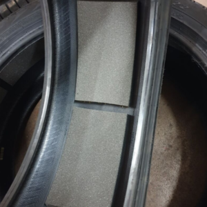 Lốp Pirelli P Zero 235/55R19 trang bị sẵn xốp tiêu âm (PNCS) là dòng lốp hiệu suất cao, khả năng phanh và kiểm soát lái tốt, an toàn, êm ái