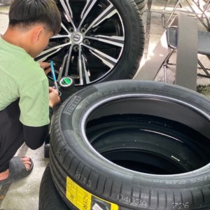 Lốp Pirelli P Zero 235/55R19 trang bị sẵn xốp tiêu âm (PNCS) là dòng lốp hiệu suất cao, khả năng phanh và kiểm soát lái tốt, an toàn, êm ái
