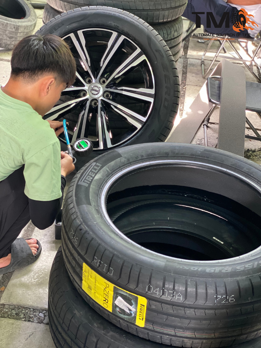 Lốp Pirelli P Zero 235/55R19 trang bị sẵn xốp tiêu âm (PNCS) là dòng lốp hiệu suất cao, khả năng phanh và kiểm soát lái tốt, an toàn, êm ái